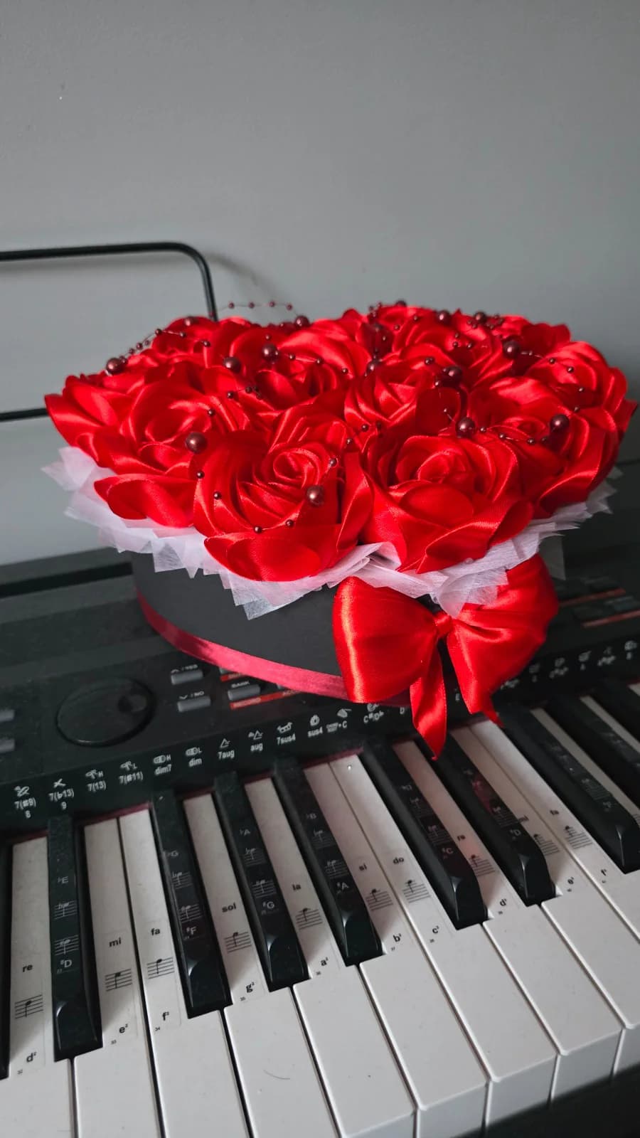 Czerwony flower box w kształcie serca widziany z boku