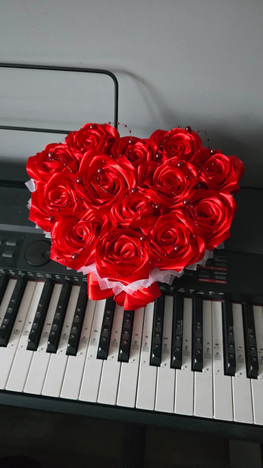 Flower box w kształcie serca z czerwonych satynowych róż i perłowych dodatków