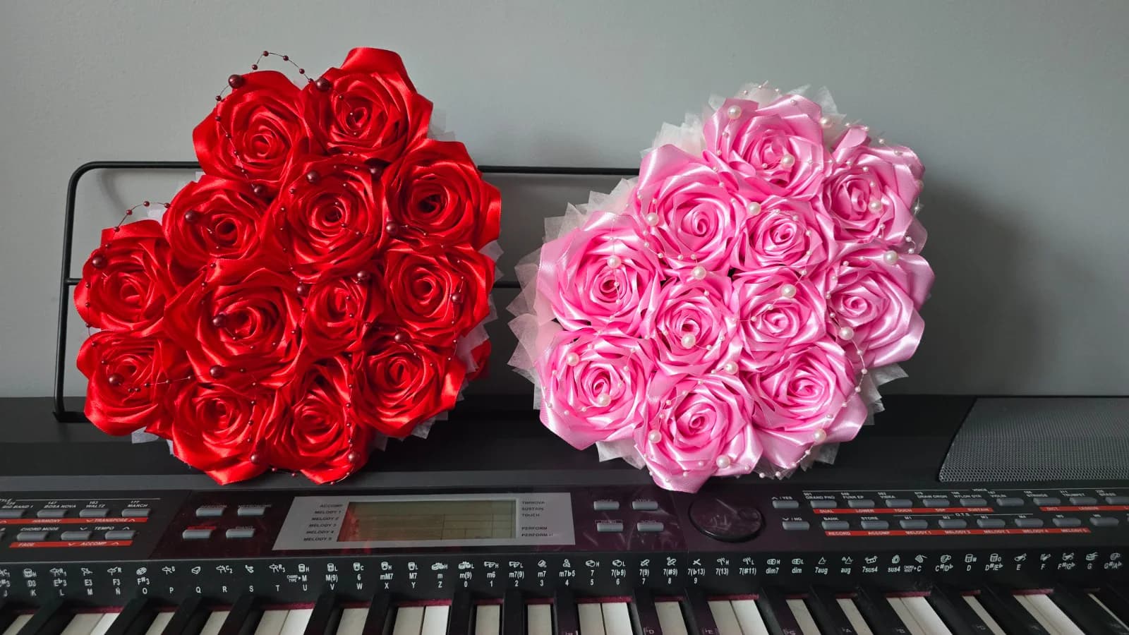 Czerwony i różowy flower box ustawione obok siebie w pracowni
