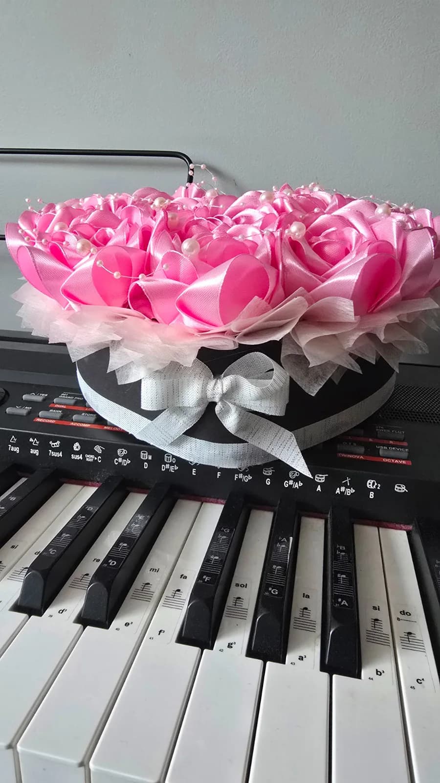Detal różowego flower boxu z jasną organzą i srebrną kokardą