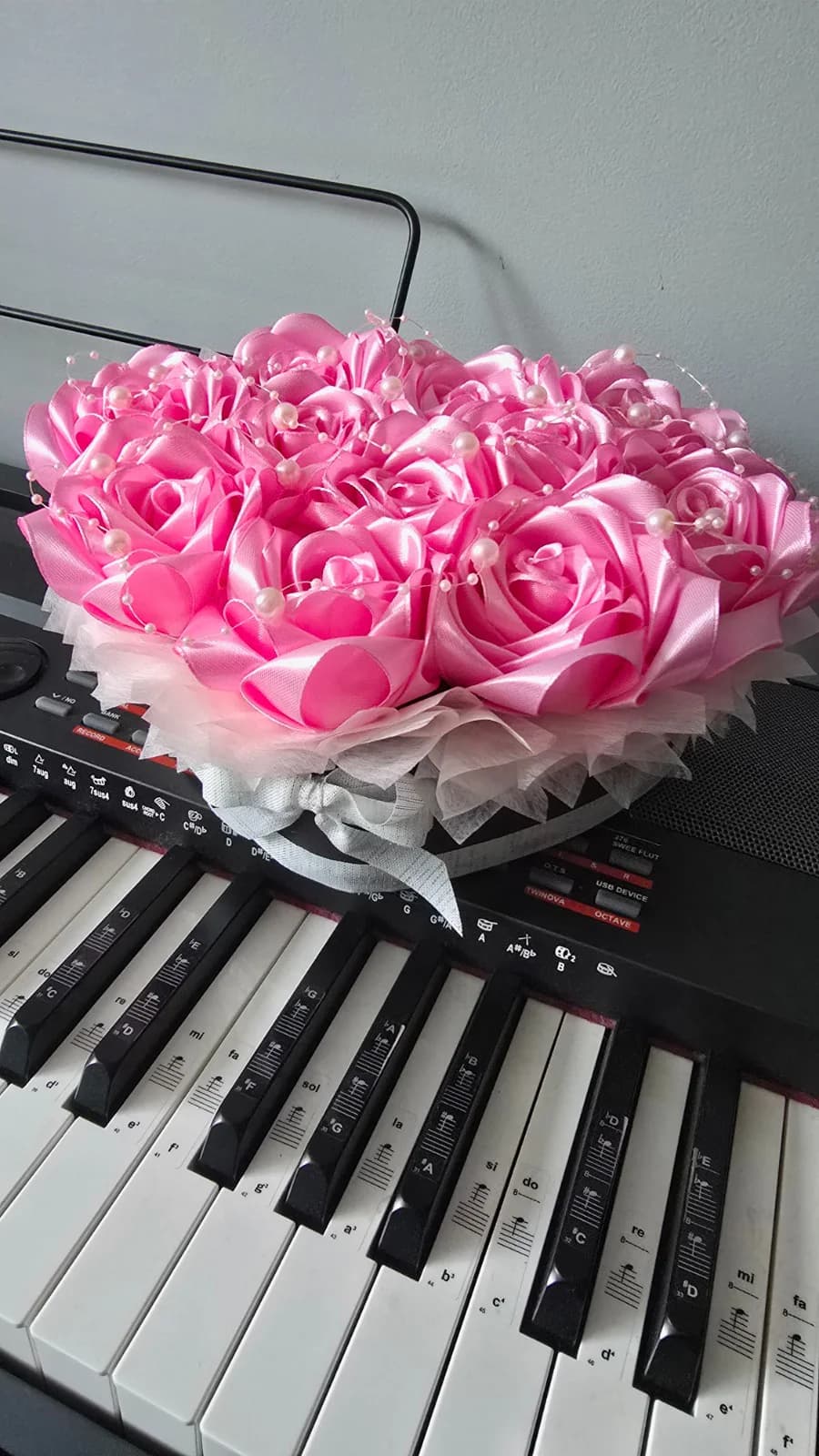 Zbliżenie różowych satynowych róż oraz pereł w flower boxie