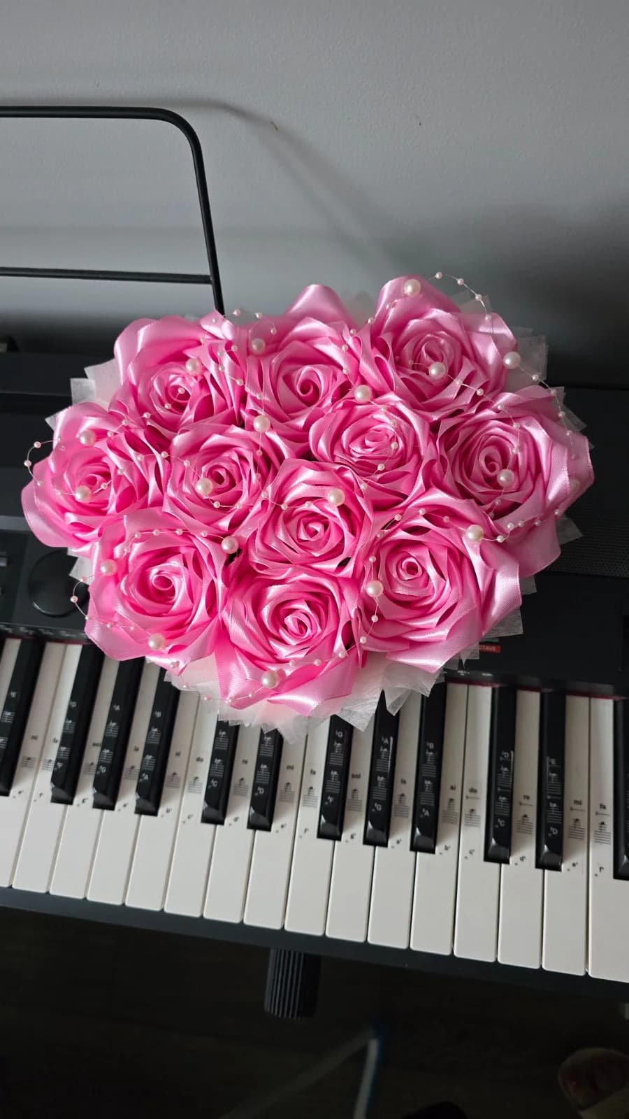 Różowy flower box z satynowych róż i perłowych dodatków widziany z góry
